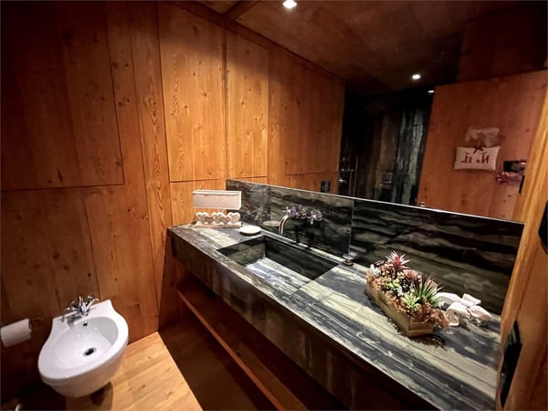 Beraubender offener Blick zwischen Holz und Stein 6
