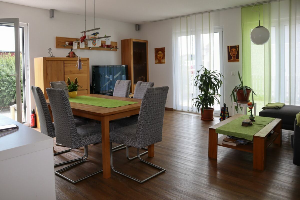 6 1/2 Zimmer Einfamilienhaus mit zusätzlicher 2-Zimmer Einliegerwohnung (rollstuhlgängig) an sehr ruhiger und sonniger Lage
