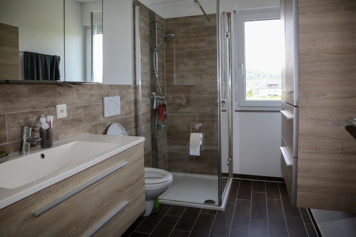 6 1/2 Zimmer Einfamilienhaus mit zusätzlicher 2-Zimmer Einliegerwohnung (rollstuhlgängig) an sehr ruhiger und sonniger Lage