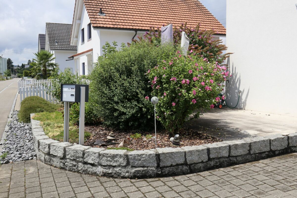Ruhige und sonnige Lage: 6 1/2 Zimmer Einfamilienhaus mit zusätzlicher 2-Zimmer Einliegerwohnung (rollstuhlgängig)