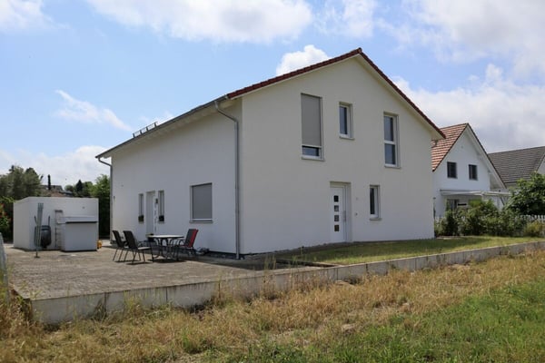 Ruhige und sonnige Lage: 6 1/2 Zimmer Einfamilienhaus mit zusätzlicher 2-Zimmer Einliegerwohnung (rollstuhlgängig)
