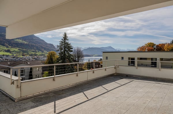 Light flooded Family Home with Breathtaking Lake and Mountain Views 3