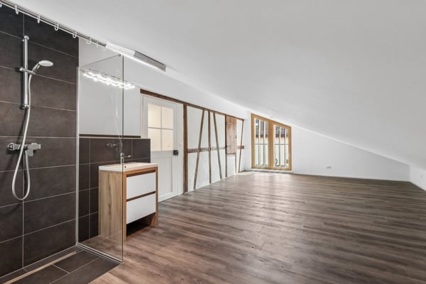 4.5-Zimmer-Maisonettewohnung mit historischem Charme in Fällanden 4