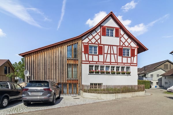 4.5-Zimmer-Maisonettewohnung mit historischem Charme in Fällanden 1