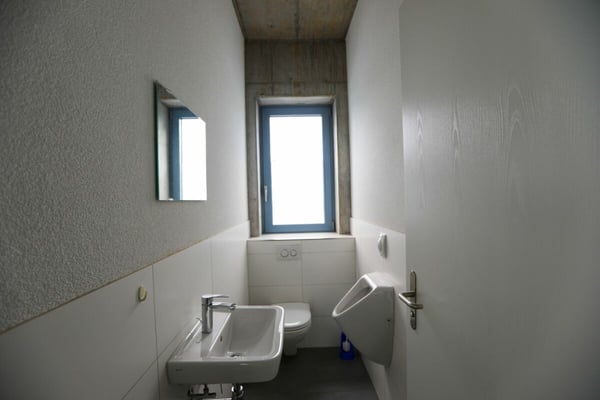 Einzelbüro mit gemeinsamem Aufenthaltsraum und Toilettenanlage 3