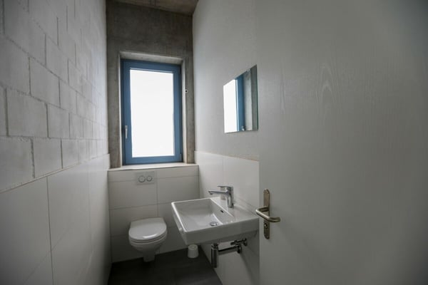 Einzelbüro mit gemeinsamem Aufenthaltsraum und Toilettenanlage 4