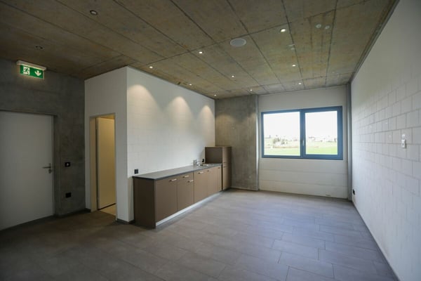 Einzelbüro mit gemeinsamem Aufenthaltsraum und Toilettenanlage 2