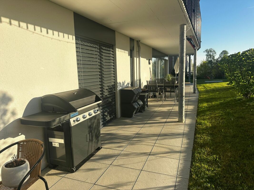 Appartement au rez-de-chaussée avec espace de séjour et proximité immédiate du lac