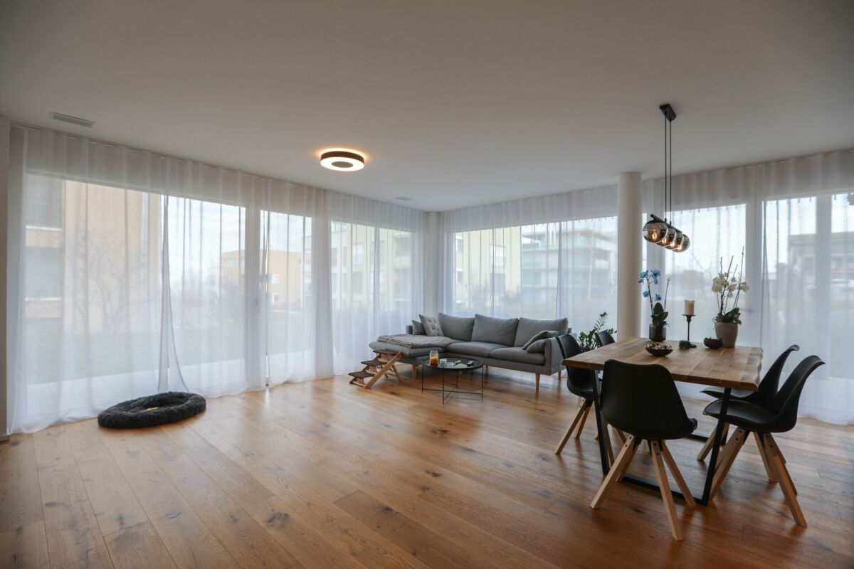 Appartement au rez-de-chaussée avec espace de séjour et proximité immédiate du lac