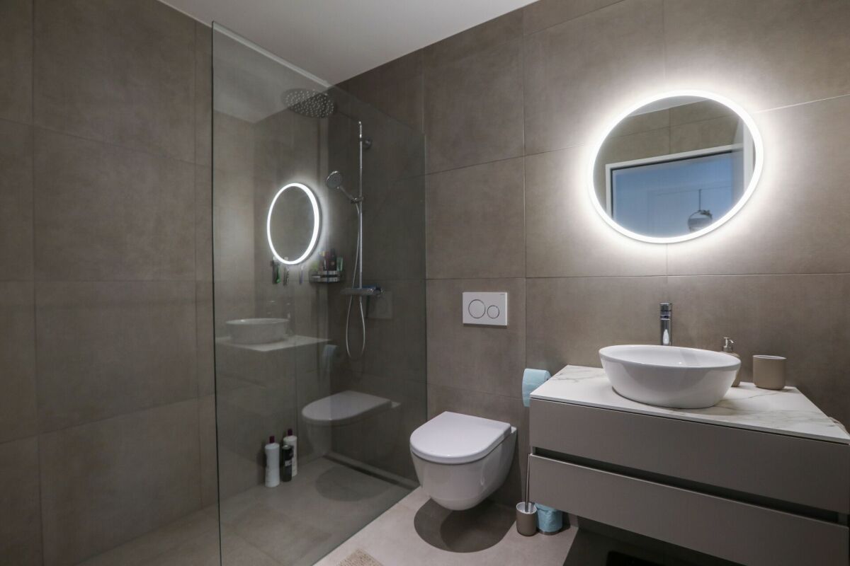 Appartement au rez-de-chaussée avec espace de séjour et proximité immédiate du lac