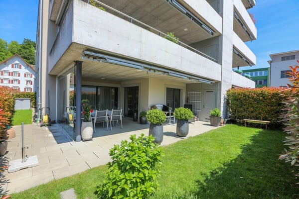Hochwertige Parterrewohnung mit grossem Gartenanteil 2