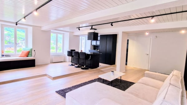 Exklusive 4.5 Zimmer-Wohnung mit 118m2 Wohnfläche - komplett renoviert in Glarus Süd 1