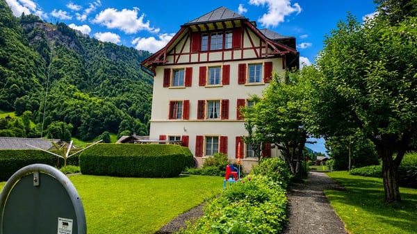 Vielseitiges Wohnhaus zur Miete in Linthal 2