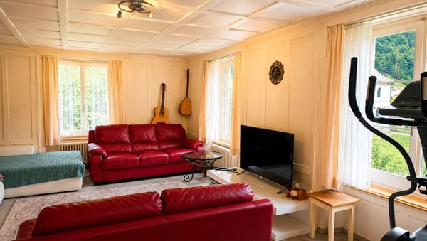 Vielseitiges Wohnhaus zur Miete in Linthal 12