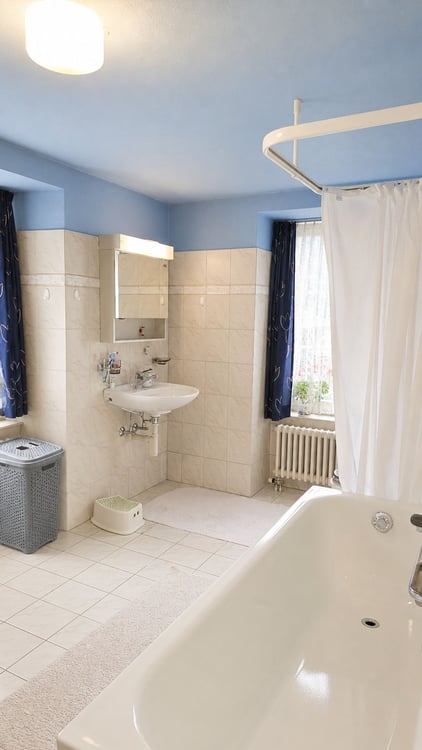 Vielseitiges Wohnhaus zur Miete in Linthal 9