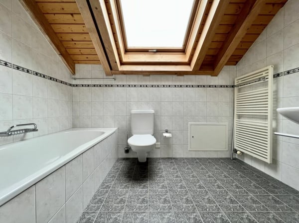 Grosszügige Dachwohnung mit viel Charme 12