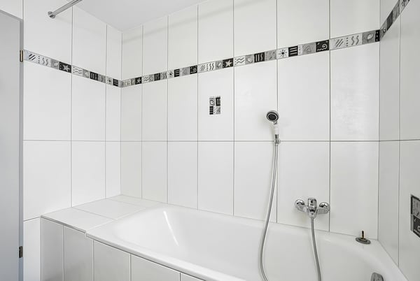 Barrierefrei: 5.5-Zimmer-Gartenwohnung mit Wintergarten, Sitzplatz sowie Rasenfläche 5
