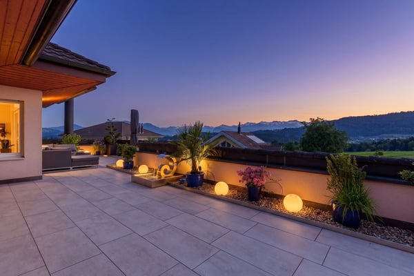 Stadtnah wohnen: Bergpanorama trifft auf Outdoor-Living 1