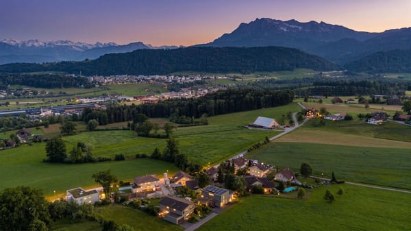 Stadtnah wohnen: Bergpanorama trifft auf Outdoor-Living 12