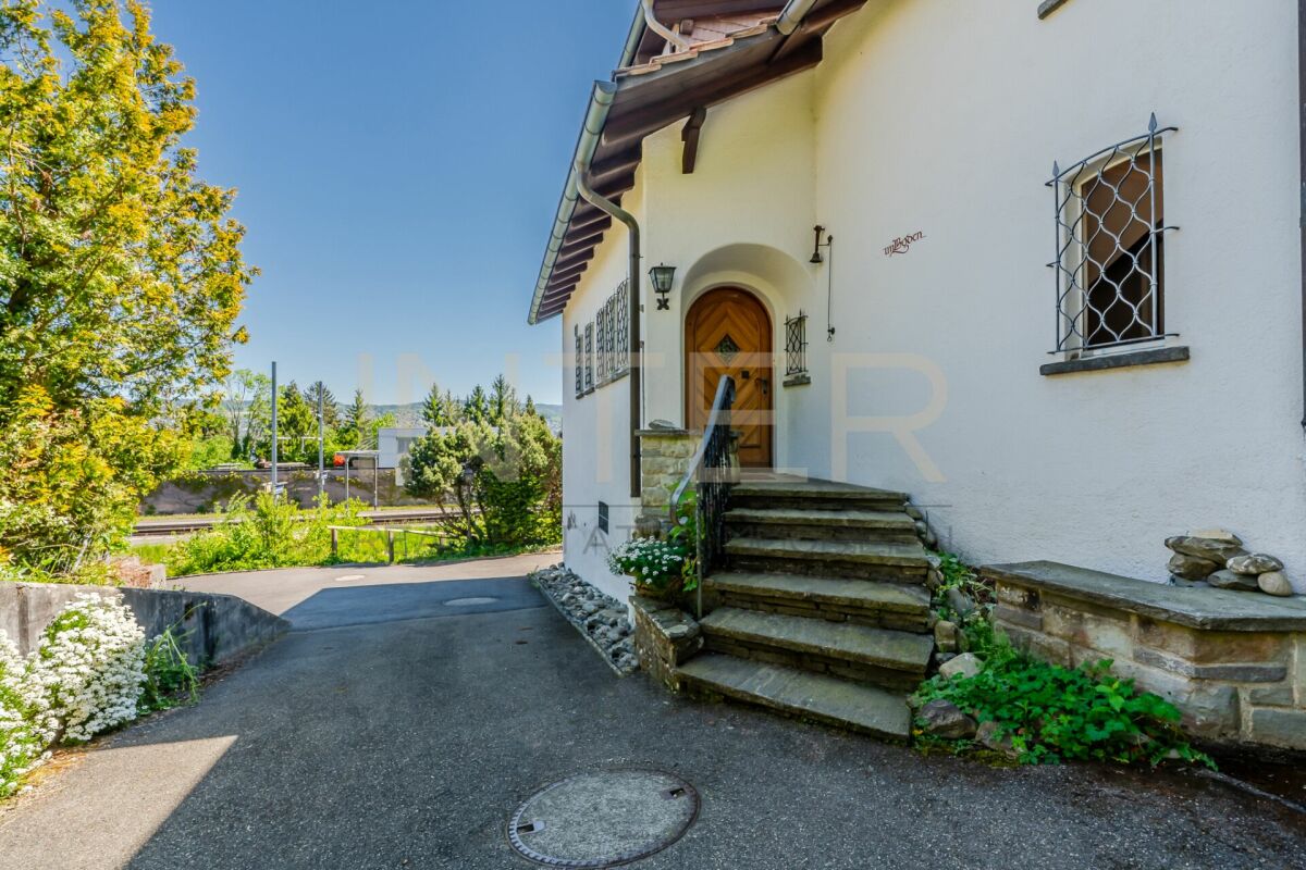 Stilvolles freistehendes 6.5-Zi-EFH mit 981 m² Grundstück, Seesicht und Entwicklungspotenzial in Oberrieden
