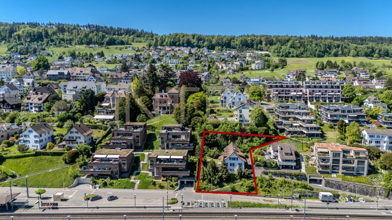 Stilvolles freistehendes 6.5-Zi-EFH mit 981 m² Grundstück, Seesicht und Entwicklungspotenzial in Oberrieden