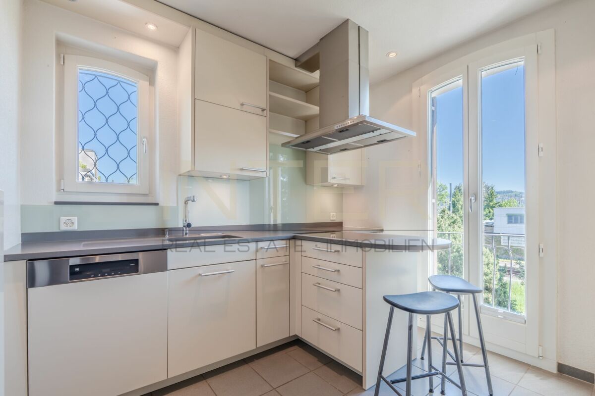 Stilvolles freistehendes 6.5-Zi-EFH mit 981 m² Grundstück, Seesicht und Entwicklungspotenzial in Oberrieden