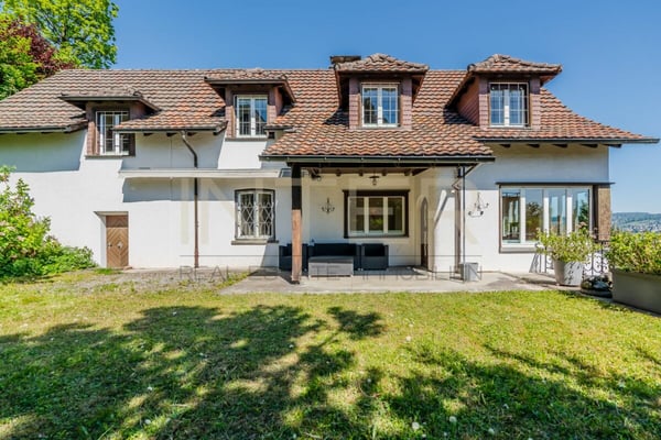 Stilvolles freistehendes 6.5-Zi-EFH mit 981 m² Grundstück, Seesicht und Entwicklungspotenzial in Oberrieden 1