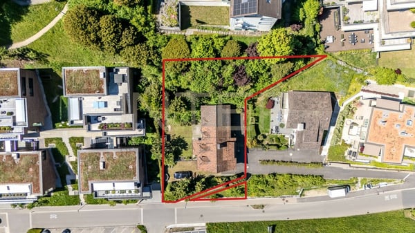 Stilvolles freistehendes 6.5-Zi-EFH mit 981 m² Grundstück, Seesicht und Entwicklungspotenzial in Oberrieden 6