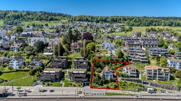 Stilvolles freistehendes 6.5-Zi-EFH mit 981 m² Grundstück, Seesicht und Entwicklungspotenzial in Oberrieden 2