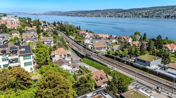 Stilvolles freistehendes 6.5-Zi-EFH mit 981 m² Grundstück, Seesicht und Entwicklungspotenzial in Oberrieden 5