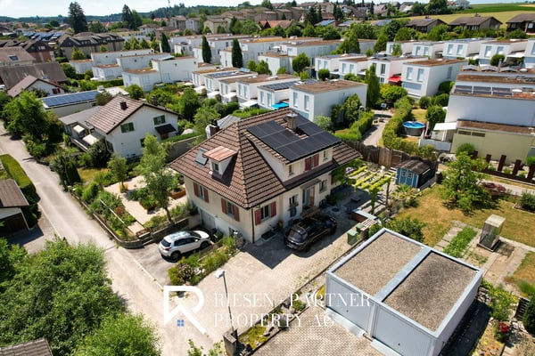Freistehendes Einfamilienhaus mit wunderschöner Gartenanlage in Jegenstorf 2