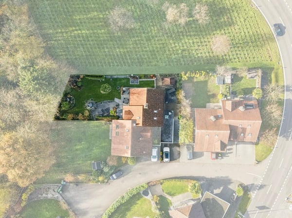 Wohnen im Grünen: Garten, Privatsphäre und direkter Waldzugang 2