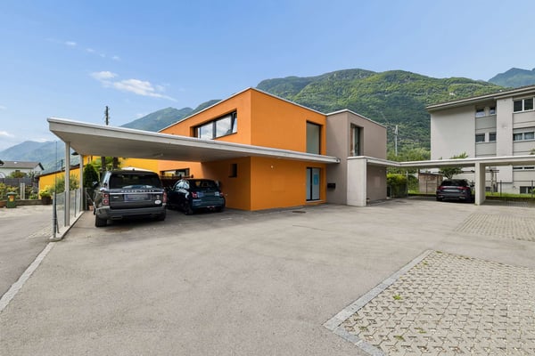 Neuwertiges Haus mit mediterranem Garten 1