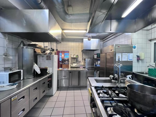 Top-Gelegenheit: Mehrfamilienhaus mit Gewerbeanteil 8