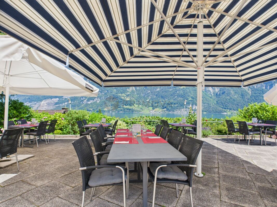 Hotel & Restaurant mit Einliegerwohnungen, Rebberg und Bauland in Premiumlage am Walensee