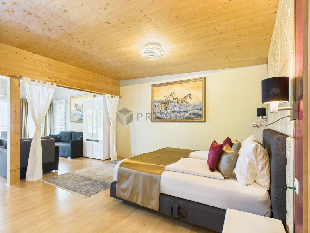 Hotel & Restaurant mit Einliegerwohnungen, Rebberg und Bauland in Premiumlage am Walensee
