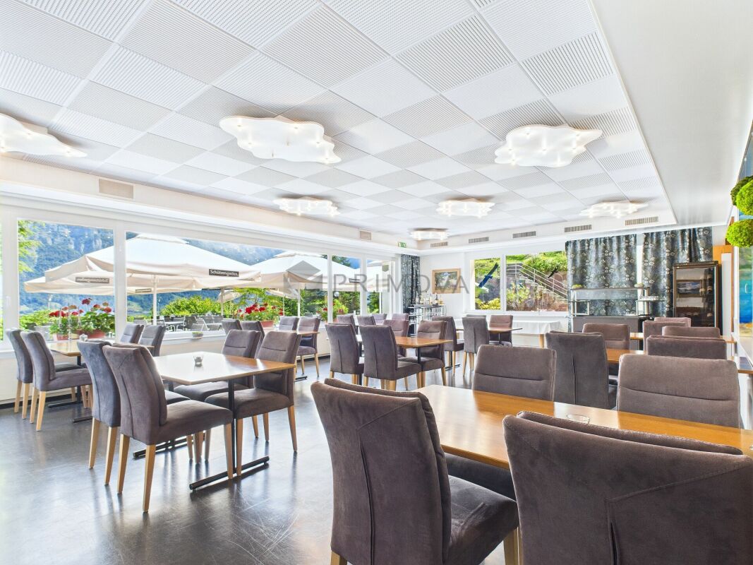 Hotel & Restaurant mit Einliegerwohnungen, Rebberg und Bauland in Premiumlage am Walensee