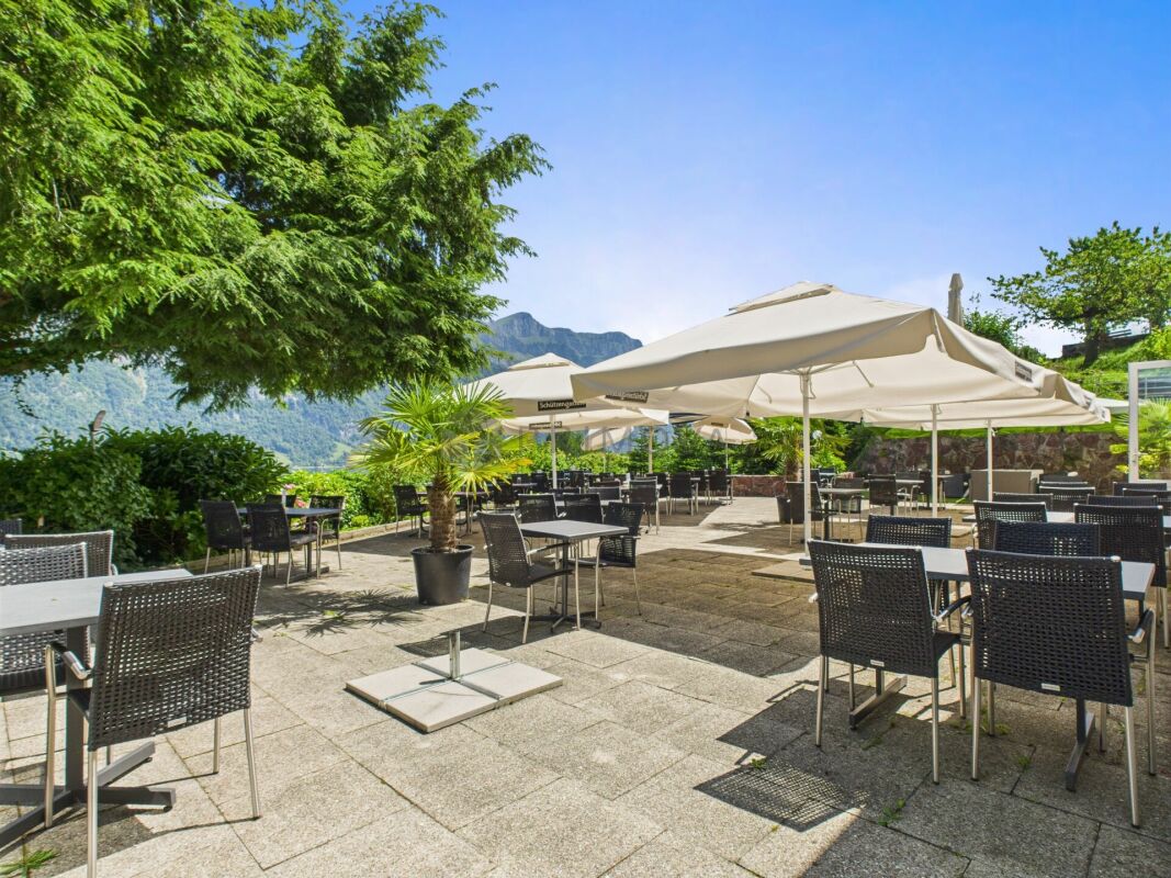 Hotel & Restaurant mit Einliegerwohnungen, Rebberg und Bauland in Premiumlage am Walensee