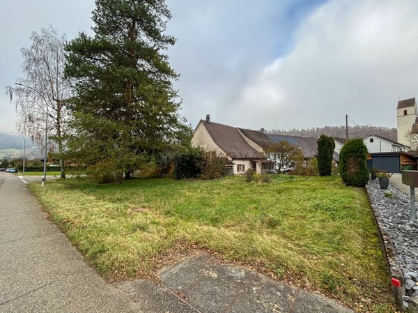 Attraktive Haushälfte mit grossem Grundstück sucht neuen Besitzer! 1