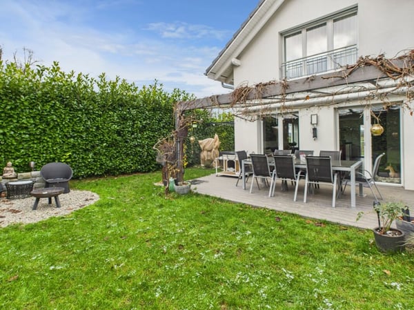 Familienhaus mit grossem Grundstück und weitem Naturblick 2