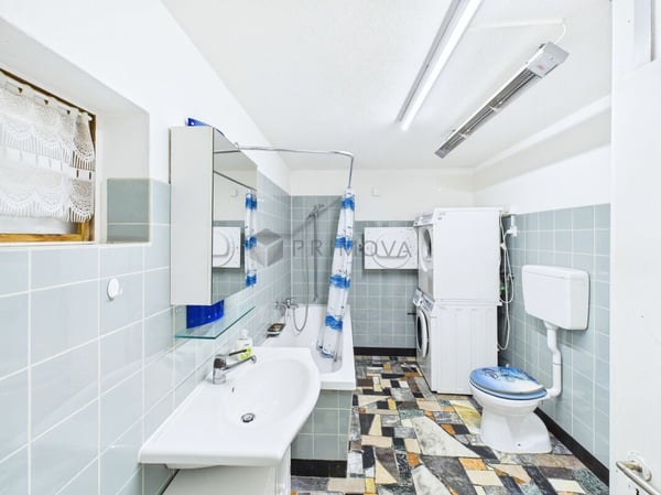 Beidseitig angebautes Bauernhaus sucht neuen Besitzer! 9