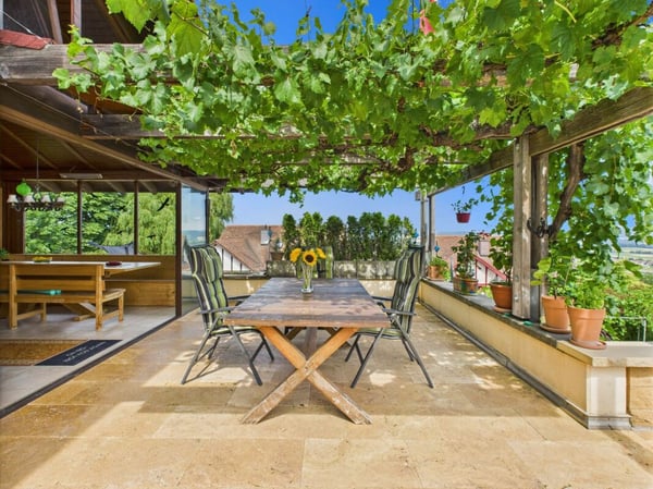 Exklusives Einfamilienhaus mit Pool, Pergola und idyllischem Garten 9