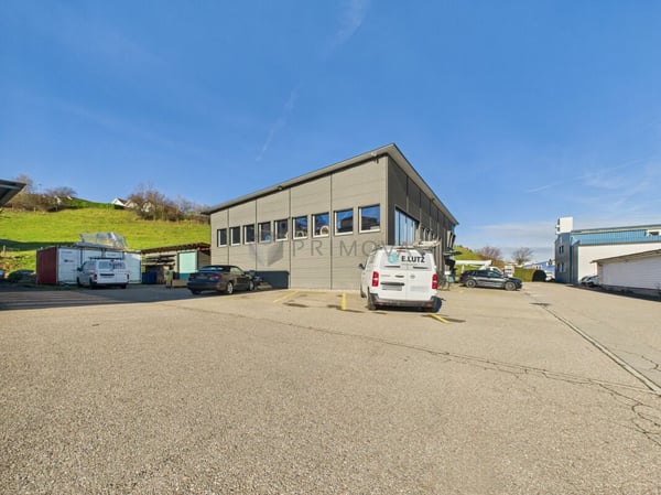 Seltene Gelegenheit: Gewerbe-Liegenschaft mit enormer Flächenreserve 2