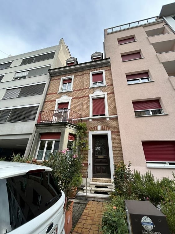 Seltene Gelegenheit für ein charmantes Stadthaus mit Garten in unmittelbarer Nähe zum Bahnhof SBB 1