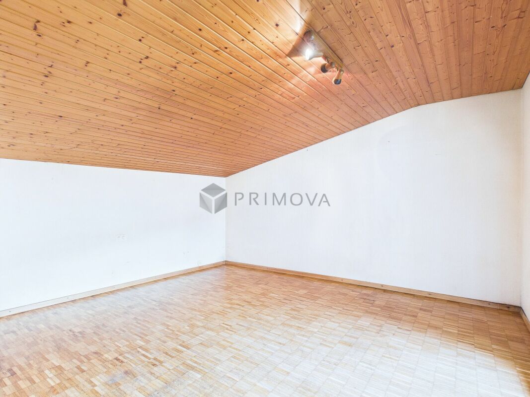 Casa a schiera doppia in una posizione tranquilla. La tua casa con molto spazio per le idee!