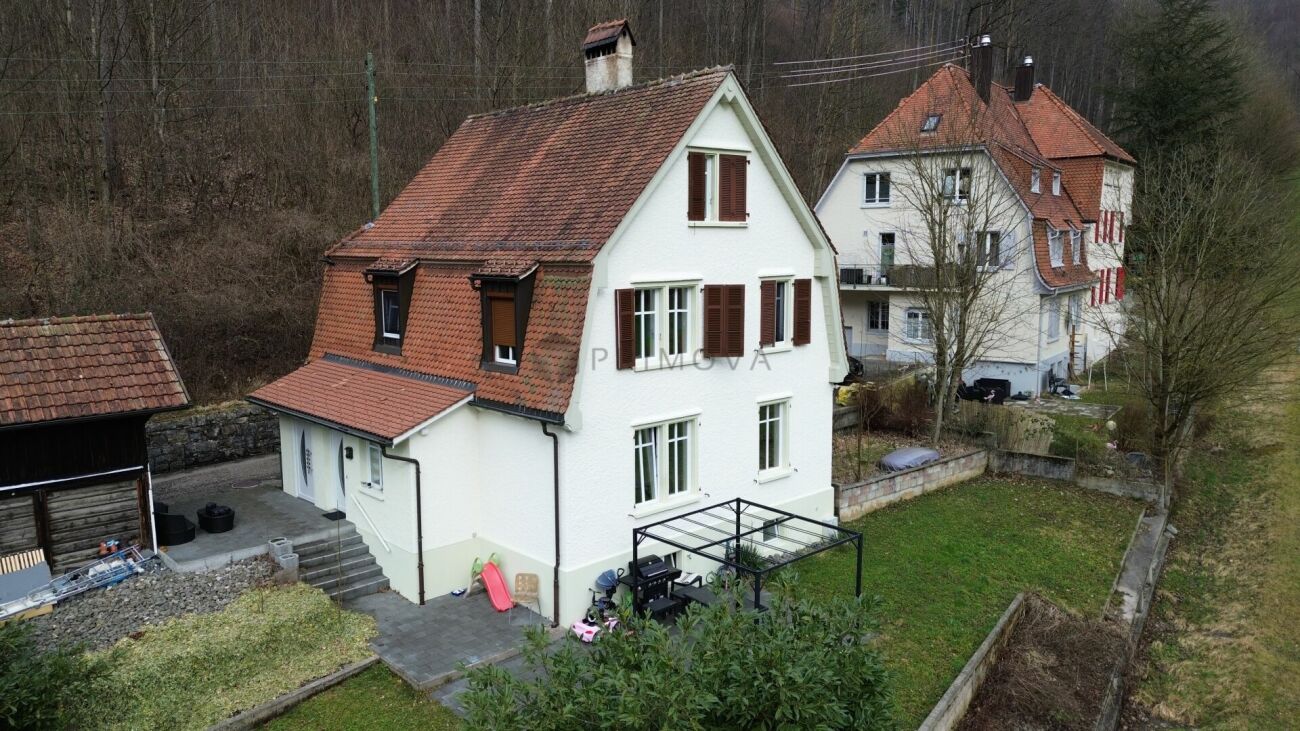 Attenzione multi-generazionale - casa multifamiliare ristrutturata in una posizione tranquilla ai margini del bosco