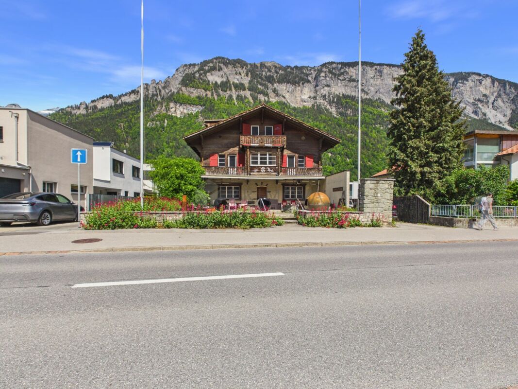 Traditionsreiches Chalet mit Gastronomie & zwei Wohneinheiten auf weitläufigem Grund