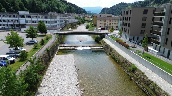 Ihre Chance auf ein charmantes Eigenheim mit grosser Terrasse direkt am Fluss in idyllischer Kulisse! 12