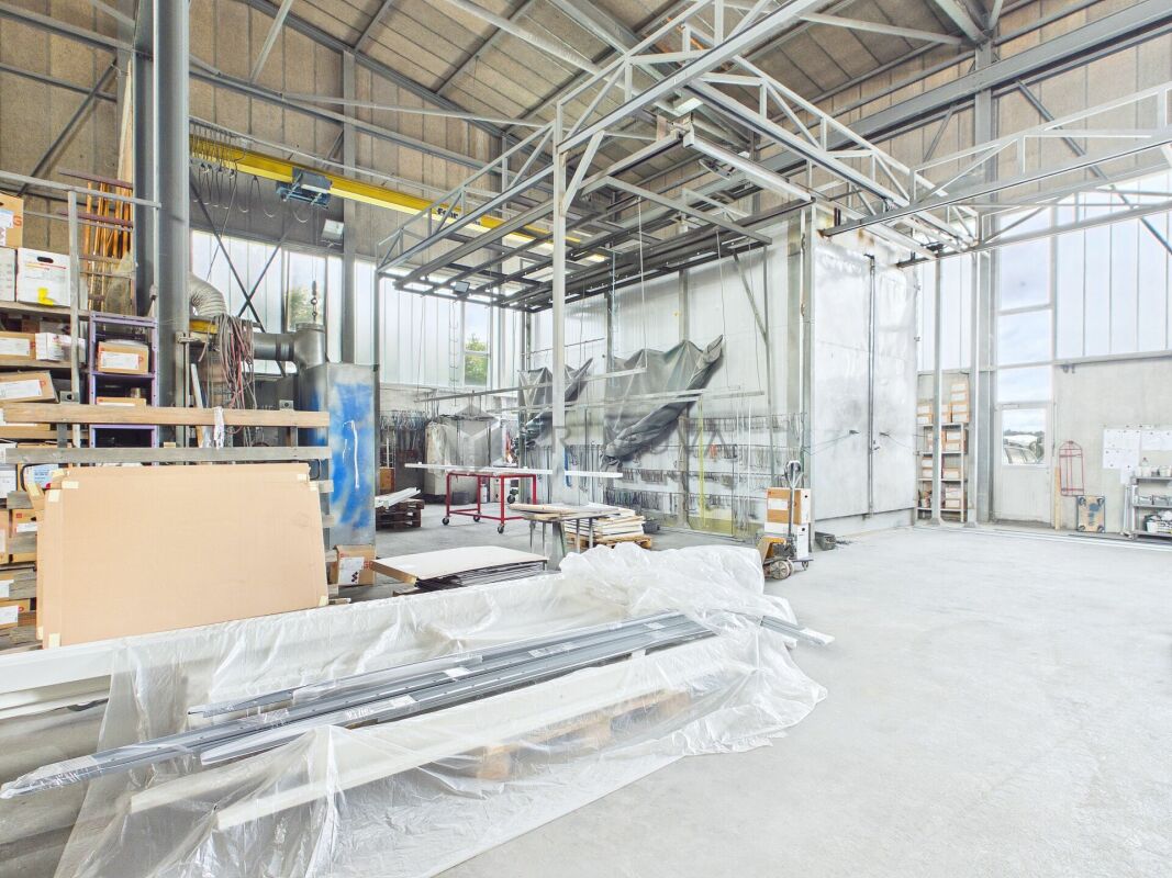 Gewerbehalle mit Aussenfläche - ideal für Logistik und Transport