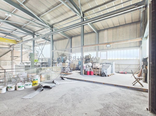 Gewerbehalle mit Aussenfläche - ideal für Logistik und Transport 9